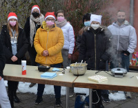 Frau Schecklmann backt  mit der Klasse 8/9 Nikolaus-Waffeln für alle