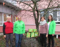 Der Obst- und Gartenbauverein Immenreuth spendet den Schülern Apfelsaft