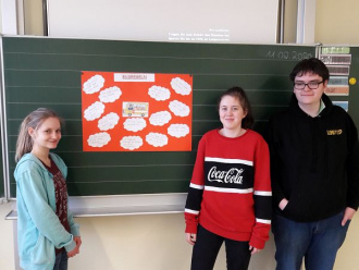 Schülersprecher gestalten ein Plakat