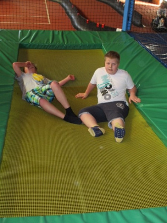 Schüler tauschen Klassenzimmer mit Indoor-Spielplatz