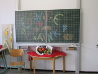 Religionspädagogin Gabriele Schecklmann gestaltet eine Erntedankfeier mit der Grundschule