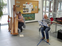 Die Kreismusikschule stellt den Schülern verschiedene Instrumente vor