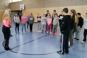 Alle Schüler haben viel Spaß beim Zumba-Workout